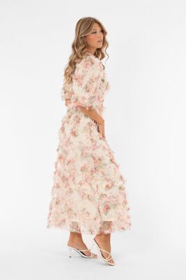 Capri Collection kermansävyinen röyhelömekko hennolla kukkakuosilla