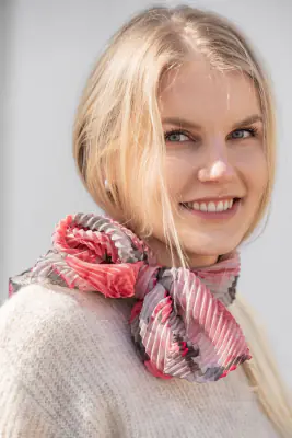 Lasessor Helka pieni pliseerihuivi