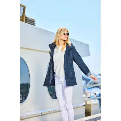 Junge tummansininen kevättakki raidallisilla yksityiskohdilla