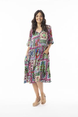 Orientique väljästi laskeutuva kuviollinen kesämekko