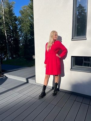 Nicolei punainen trikoomekko