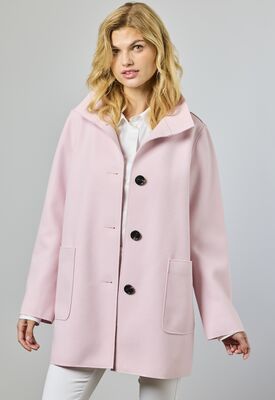 Junge vaaleanroosa naisellinen kevättakki