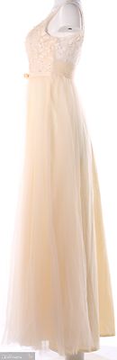 Pitkä tyllihelmainen juhlamekko