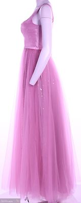 Roosan sävyinen pitkä tyllihelmainen juhlamekko