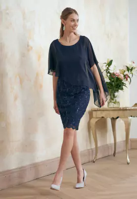 Swing tummansininen juhlamekko poncholla