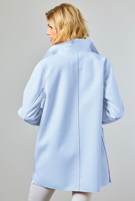 Junge vaaleansininen naisellinen kevättakki