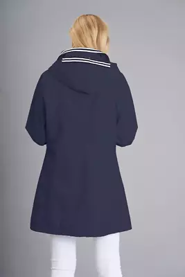 Junge tummansininen kevät takki