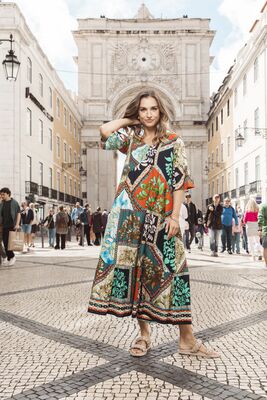 Orientique pitkä värikkäästi kuvioitu kesämekko