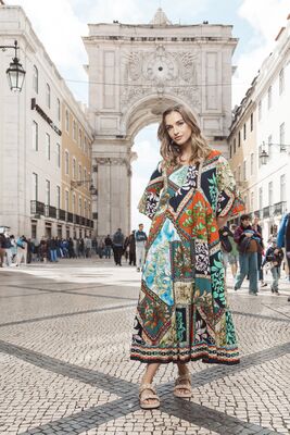 Orientique pitkä värikkäästi kuvioitu kesämekko