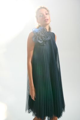 Joseph Ribkoff tummansininen pliseerattu juhlamekko näyttävällä yksityiskohdalla