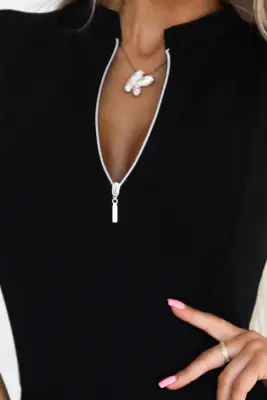 Musta hihaton mekko kellohelmalla