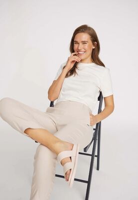 Laurie Regular Crop -vajaamittaiset kitin sävyiset housut