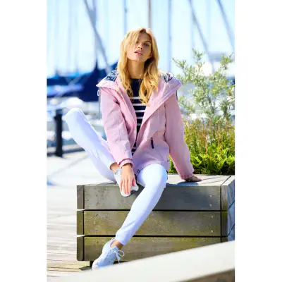 Junge roosan sävyinen kevättakki