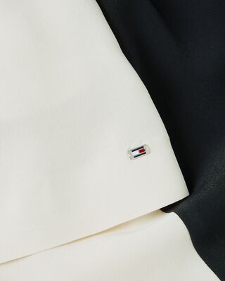 Tommy Hilfiger mustavalkoinen hihaton mekko