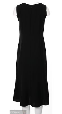 Modelian pitkä musta juhlamekko, jossa kellotettu helma