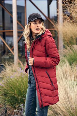 Jensen punainen talvitakki mustilla yksityiskohdilla