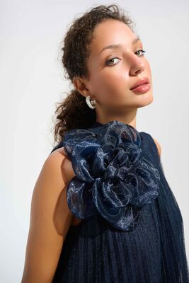 Joseph Ribkoff tummansininen pliseerattu juhlamekko näyttävällä yksityiskohdalla