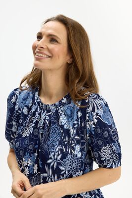 In Front sinivalkoinen pusero