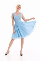 Dresseo vaaleansininen lyhyt juhlamekko, jossa pitsisomisteinen yläosa