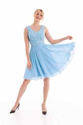 Dresseo vaaleansininen lyhyt juhlamekko, jossa pitsisomisteinen yläosa