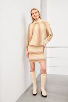 Micha beigen sävyinen lepakkohihainen neulemekko