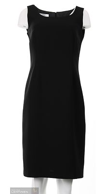 Modelian kotimainen musta polvimittainen juhlamekko