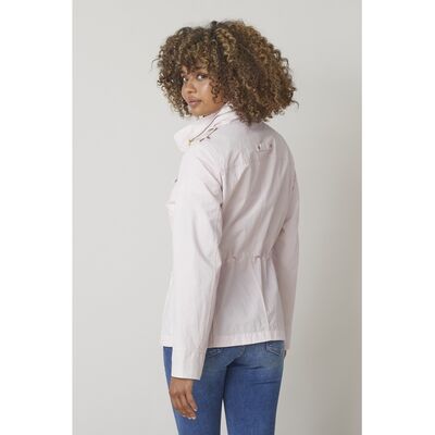 Junge vaaleanroosa kevättakki