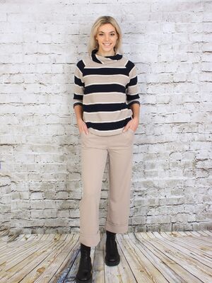 Lea H. raidallinen pusero väljällä poolokauluksella