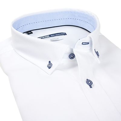 Petrifun valkoinen C-mitoituksen paita tummilla napeilla