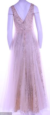 Pitkä tyllihelmainen juhlamekko kullansävyisillä kimalle somisteilla