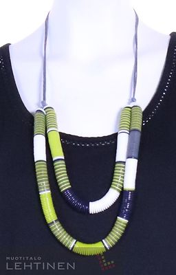 Caprin näyttävä koru, jossa säädettävä harmaa nauha