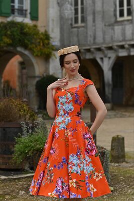 Hearts & Roses kirkkaan oranssi kukkakuvioinen kellohelmamekko