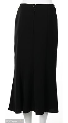 Modelia musta hame jossa kellotettu helma