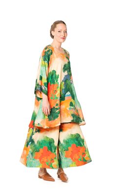 Aino värikäs väljästi laskutuva viskoosi tunika