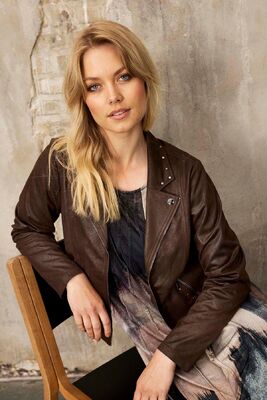 In front tummanruskea keinonahka jakku