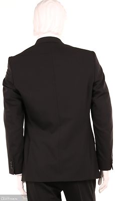 Buzo klassinen musta irtotakki tummalle puvulle