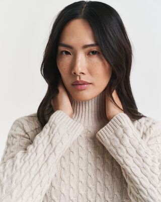 Gant vaalean beigen sävyinen palmikkoneulemekko