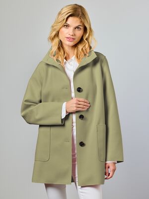 Junge vihreä naisellinen kevättakki