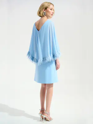 Joseph Ribkoff vaaleansininen juhlamekko jossa olat peittävä hapsureunainen viitta