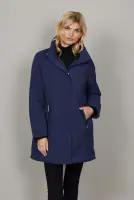 Junge tummansininen talvitakki