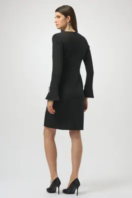 Joseph Ribkoff musta pitkähihainen kotelomekko strassikoristeilla