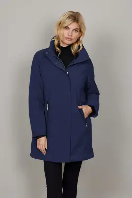 Junge tummansininen talvitakki