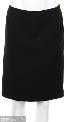 Modelian musta lyhyt hame, jossa vyötäröllä kuminauhat tuovat joustavuutta