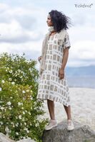 Boheme luonnonvalkoinen pitkä mekko hiekan sävyisellä kuvioinnilla