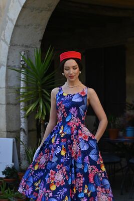 Hearts & Roses värikäs kukkakuosinen kellohelmamekko