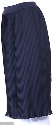 Modelia musta kapeapliseerinen hame