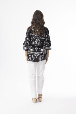 Orientique mustavalkoinen väljälinjainen pusero