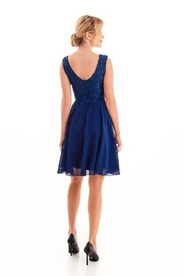 Dresseo tummansininen juhlamekko, jonka yläosassa pitsiä ja paljettisomisteet