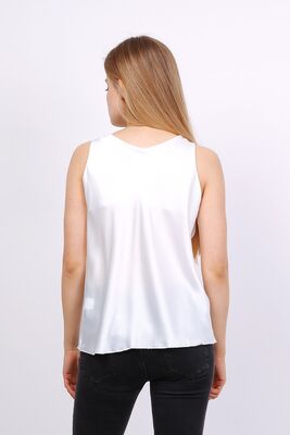 Valkoinen satiinitoppi vesiputous kauluksella