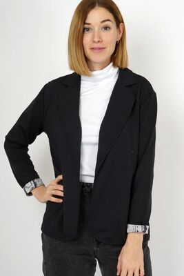 Musta ryhdikäs trikoo jakku